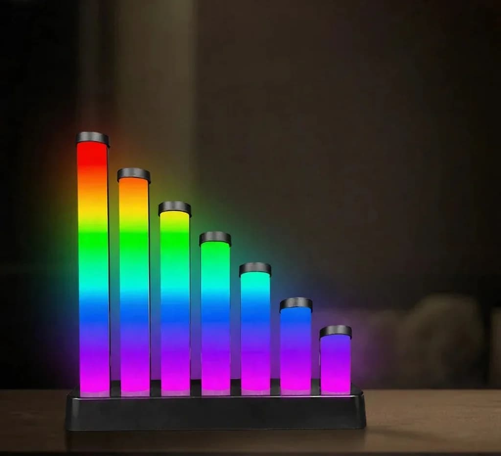 RGB LED namizna svetilka, odzivna na zvok, z upravljanjem prek aplikacije